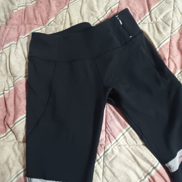 Calia Carrie Underwood medium Capri floral leggings black with pockets - Picture 5 of 6